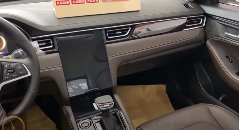  JAC  الصينية تتحدى KIA  بسيارة فاخرة
