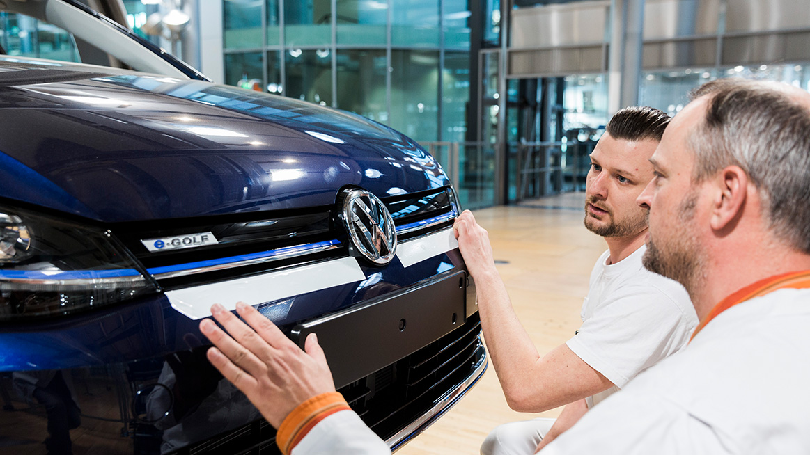 مصنع سيارات فولكس فاجن للدفاع عن إسرائيل