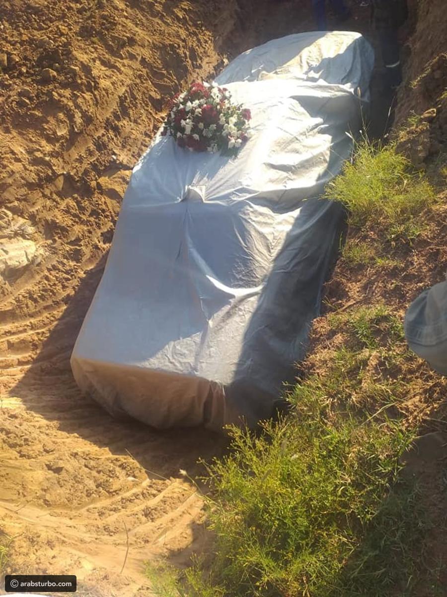 زعيم بجنوب إفريقيا يدفن داخل سيارة مرسيدس