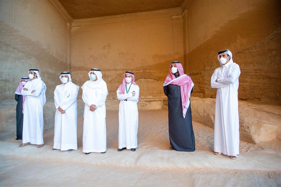 ولي العهد يصطحب أمير قطر في جولة مع سيارته لكزس LX