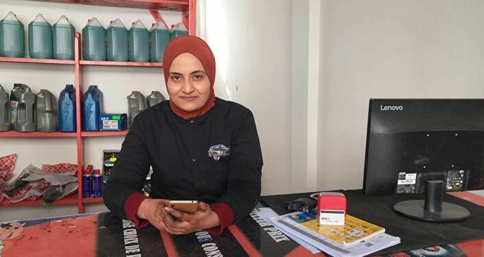 جامعية تترك مهنة المحاسبة وتفتح ورشة “ميكانيكا السيارات”!