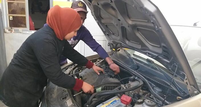 جامعية تترك مهنة المحاسبة وتفتح ورشة “ميكانيكا السيارات”!