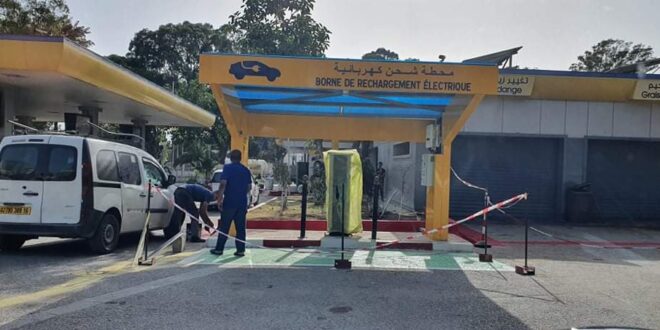 شاهد أول سيارة كهربائية تستعمل محطة الشحن الجديدة لنفطال