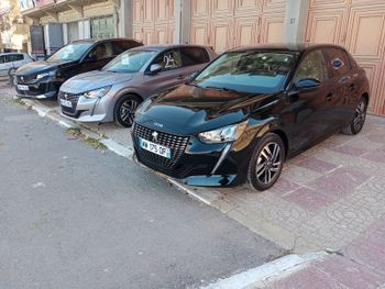 وكيل يسوق مجموعة من سيارات 208 موديل 2022