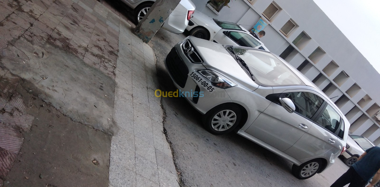 وكيل يعرض بيع سيارات باييك دي 20